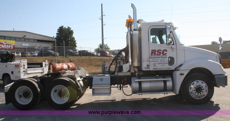 image for item B6966 2005 Freightliner Columbia semi truck