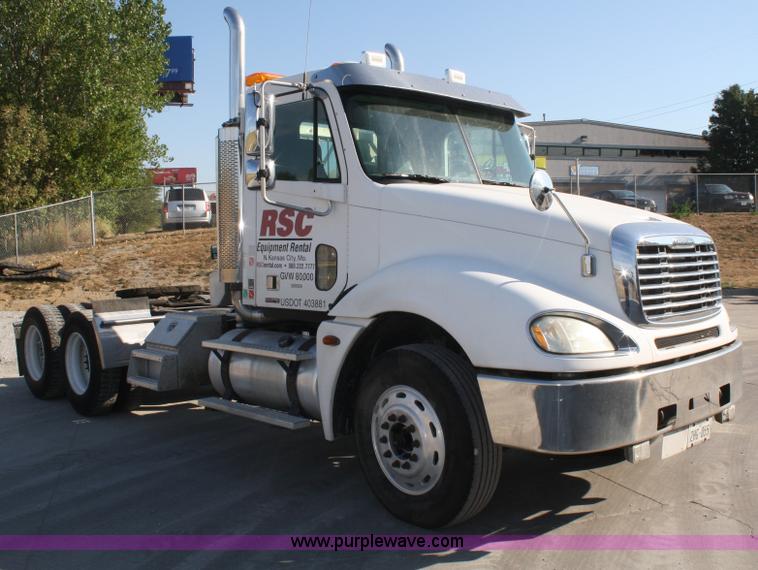 image for item B6966 2005 Freightliner Columbia semi truck