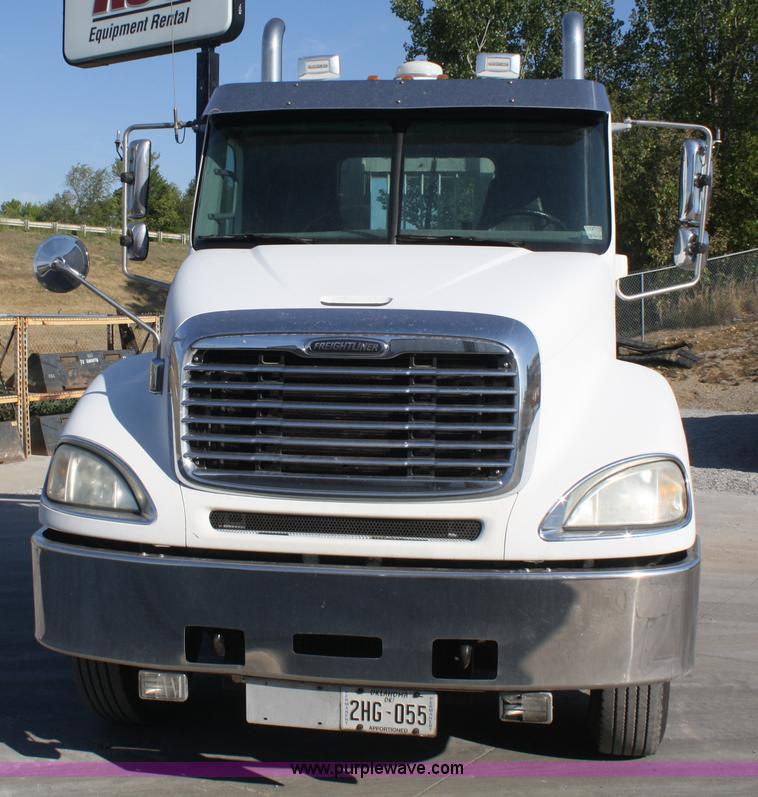 image for item B6966 2005 Freightliner Columbia semi truck