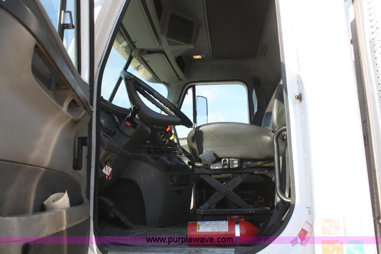 image for item B6966 2005 Freightliner Columbia semi truck