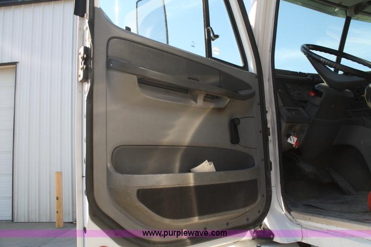 image for item B6966 2005 Freightliner Columbia semi truck