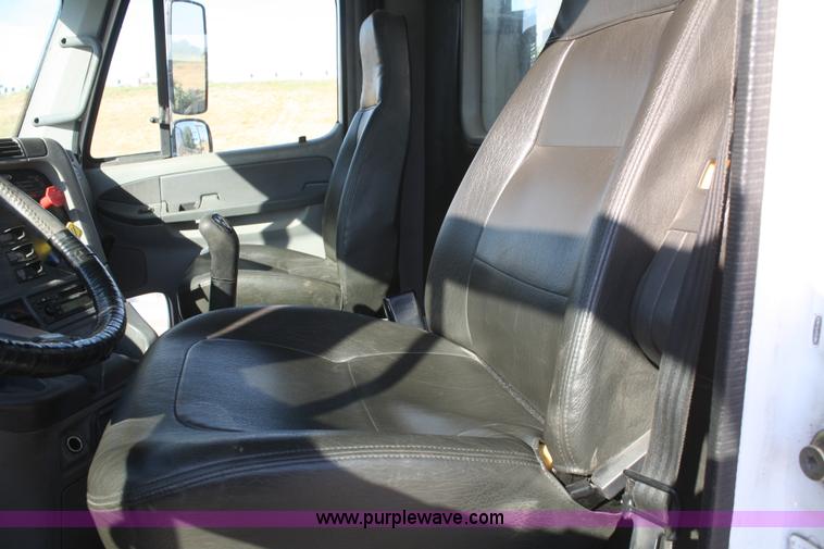 image for item B6966 2005 Freightliner Columbia semi truck