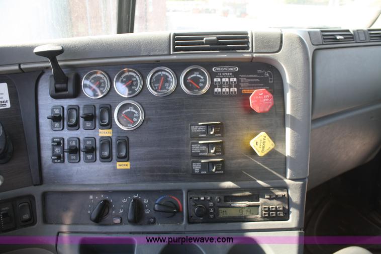 image for item B6966 2005 Freightliner Columbia semi truck