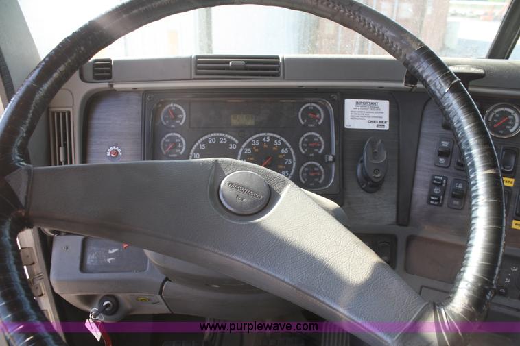 image for item B6966 2005 Freightliner Columbia semi truck