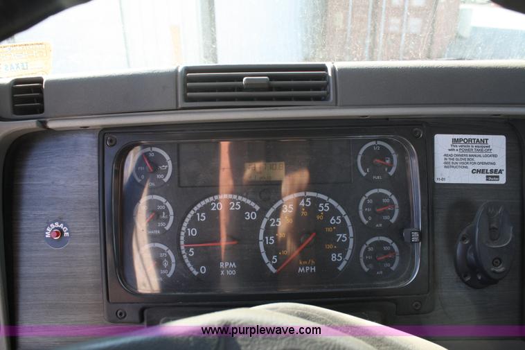 image for item B6966 2005 Freightliner Columbia semi truck