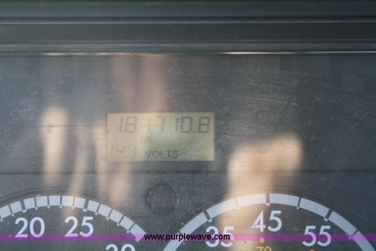 image for item B6966 2005 Freightliner Columbia semi truck