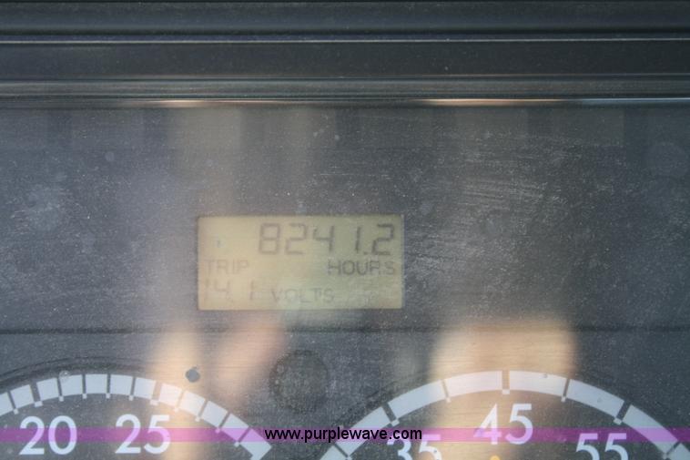 image for item B6966 2005 Freightliner Columbia semi truck