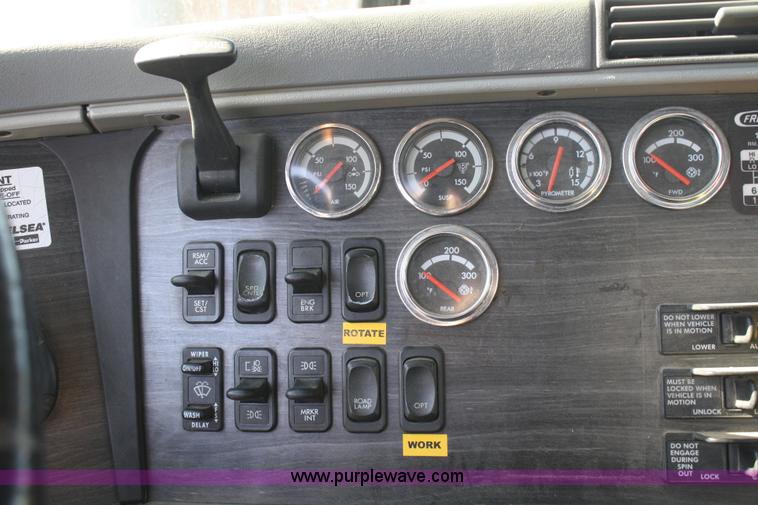 image for item B6966 2005 Freightliner Columbia semi truck