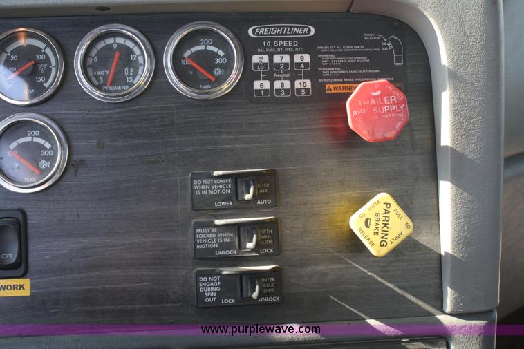 image for item B6966 2005 Freightliner Columbia semi truck