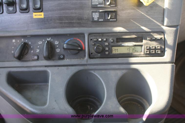 image for item B6966 2005 Freightliner Columbia semi truck