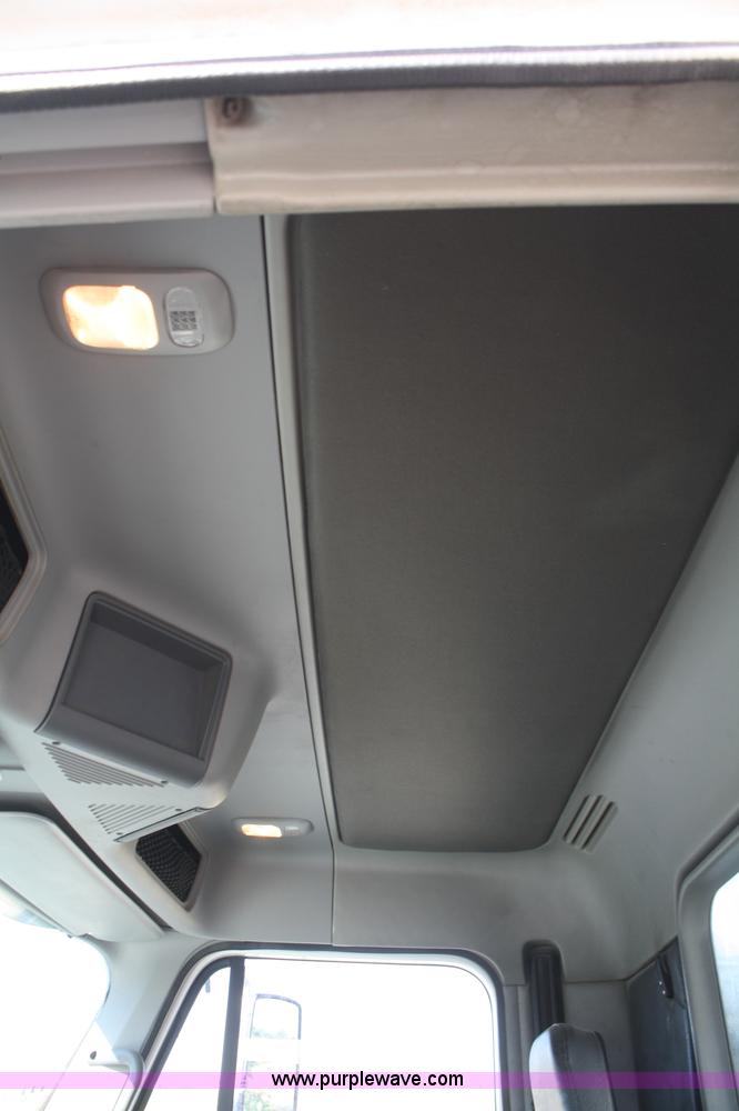 image for item B6966 2005 Freightliner Columbia semi truck