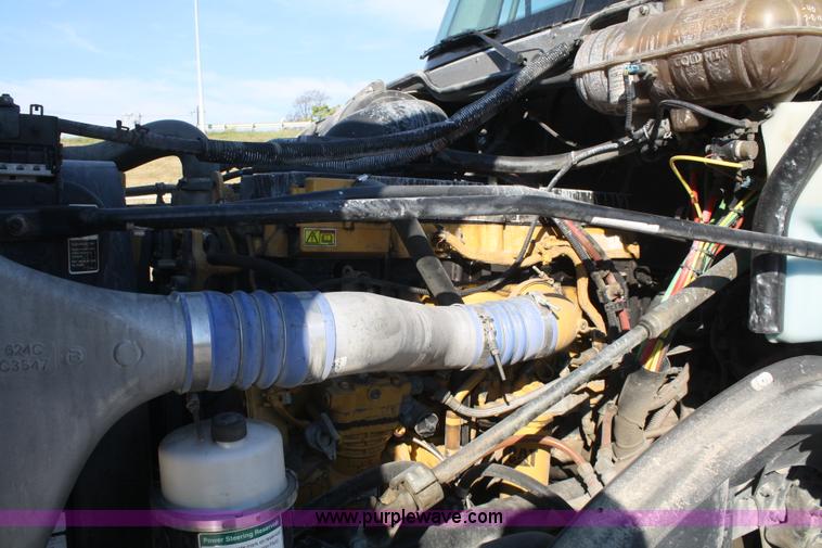 image for item B6966 2005 Freightliner Columbia semi truck