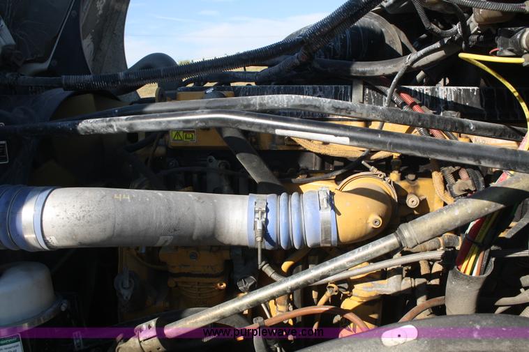 image for item B6966 2005 Freightliner Columbia semi truck