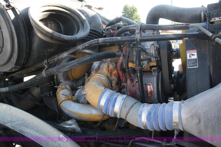 image for item B6966 2005 Freightliner Columbia semi truck