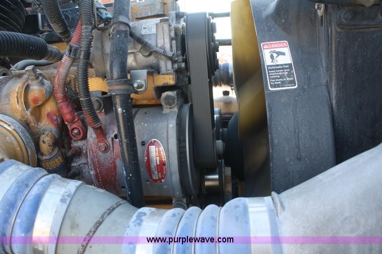 image for item B6966 2005 Freightliner Columbia semi truck