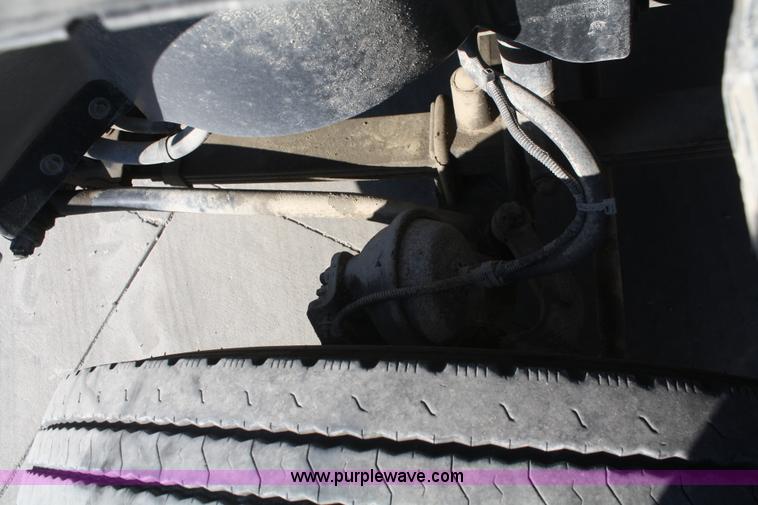 image for item B6966 2005 Freightliner Columbia semi truck