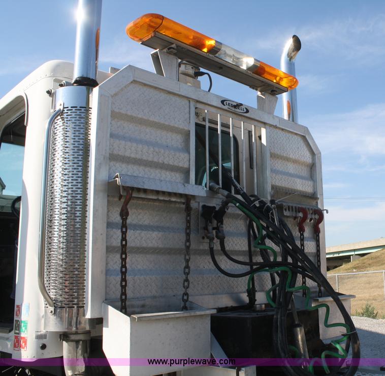 image for item B6966 2005 Freightliner Columbia semi truck