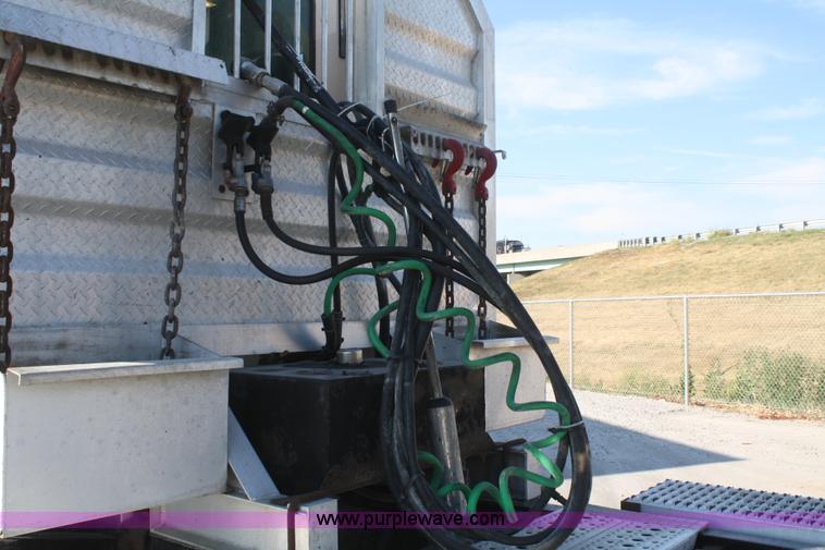 image for item B6966 2005 Freightliner Columbia semi truck