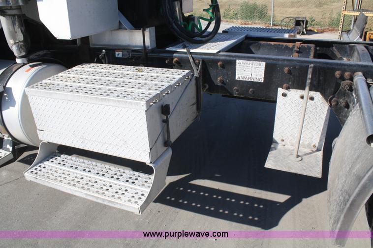 image for item B6966 2005 Freightliner Columbia semi truck