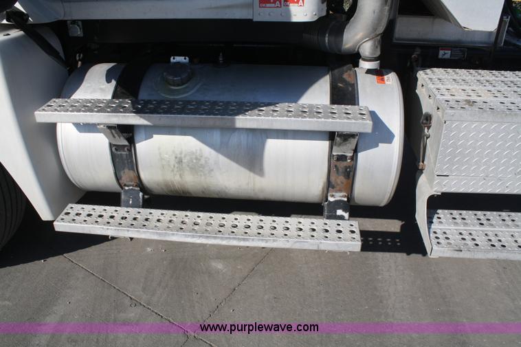 image for item B6966 2005 Freightliner Columbia semi truck