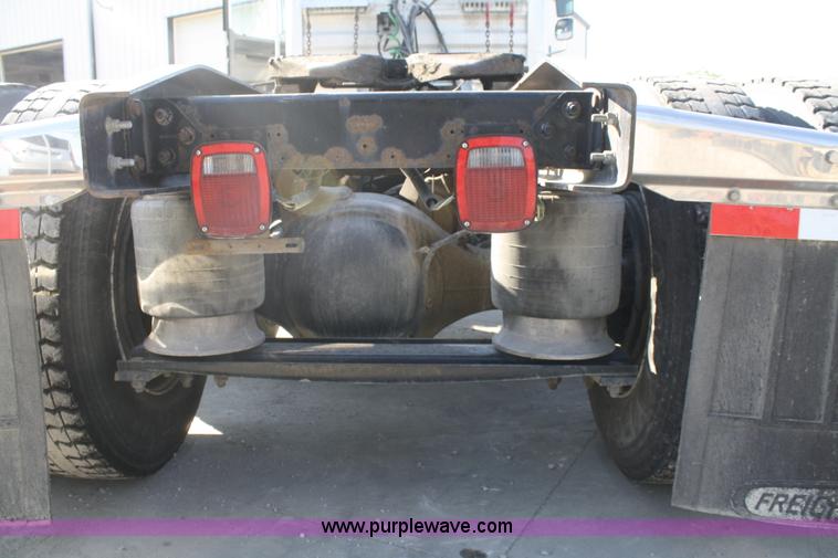 image for item B6966 2005 Freightliner Columbia semi truck