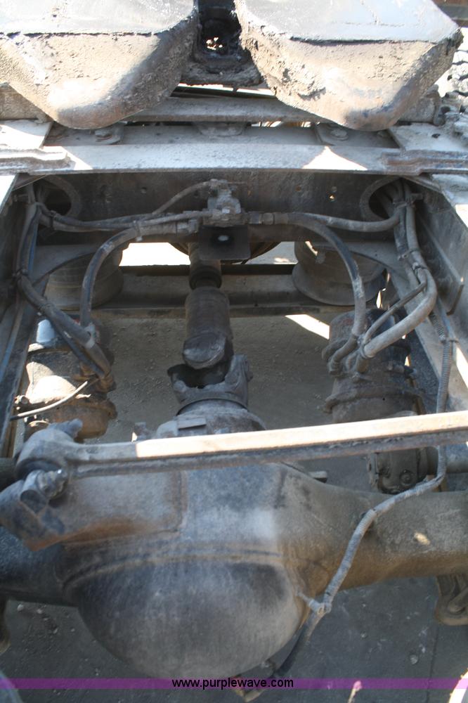 image for item B6966 2005 Freightliner Columbia semi truck