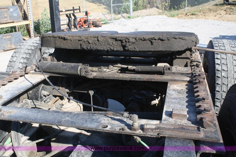 image for item B6966 2005 Freightliner Columbia semi truck