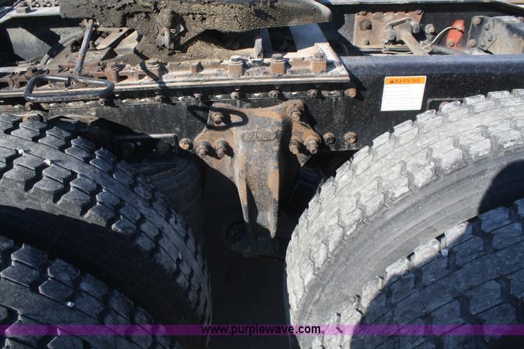 image for item B6966 2005 Freightliner Columbia semi truck