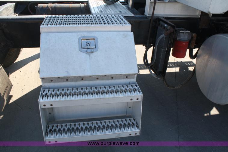 image for item B6966 2005 Freightliner Columbia semi truck