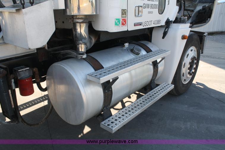 image for item B6966 2005 Freightliner Columbia semi truck