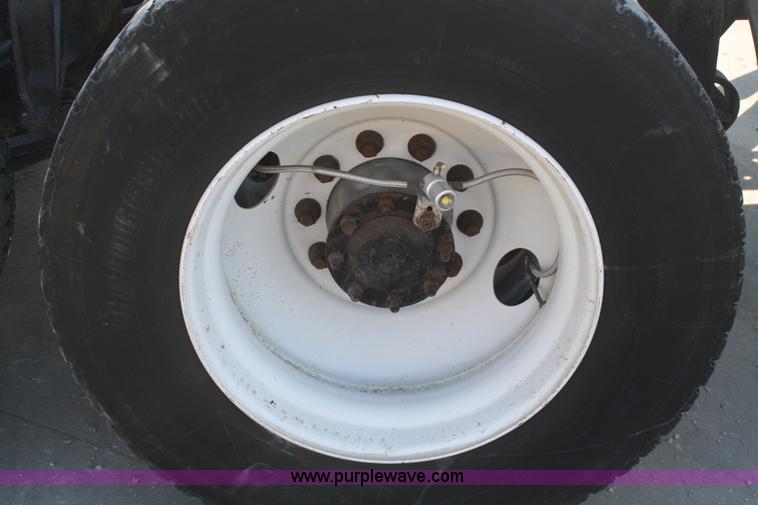 image for item B6966 2005 Freightliner Columbia semi truck