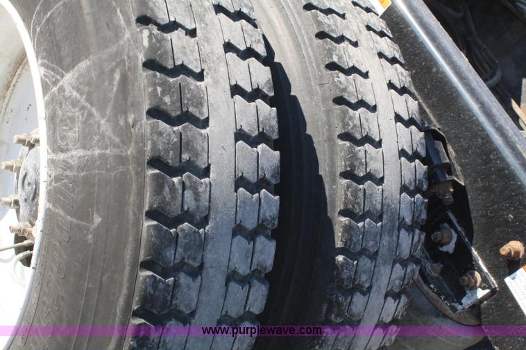 image for item B6966 2005 Freightliner Columbia semi truck