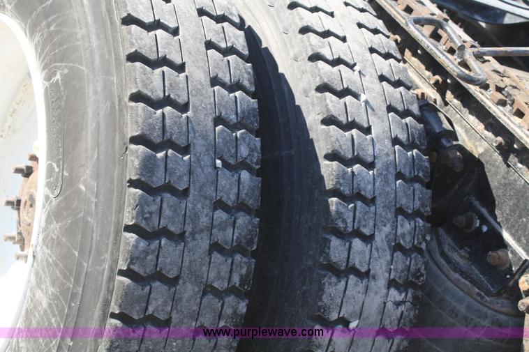 image for item B6966 2005 Freightliner Columbia semi truck