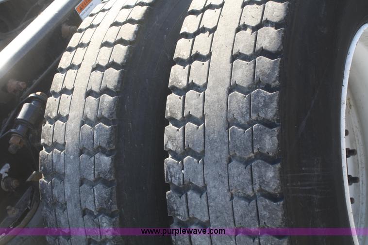 image for item B6966 2005 Freightliner Columbia semi truck