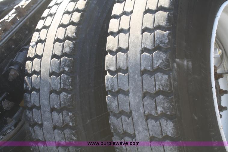 image for item B6966 2005 Freightliner Columbia semi truck