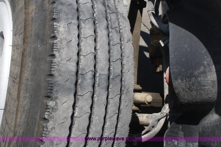 image for item B6966 2005 Freightliner Columbia semi truck