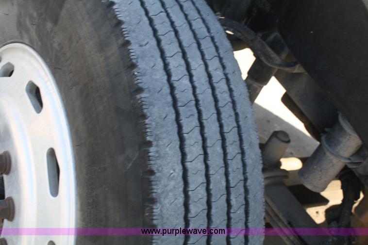 image for item B6966 2005 Freightliner Columbia semi truck