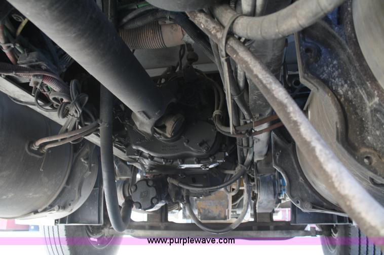 image for item B6966 2005 Freightliner Columbia semi truck