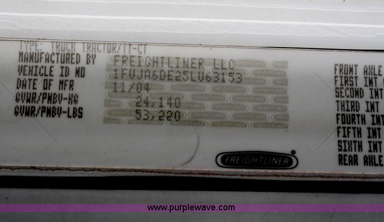 image for item B6966 2005 Freightliner Columbia semi truck