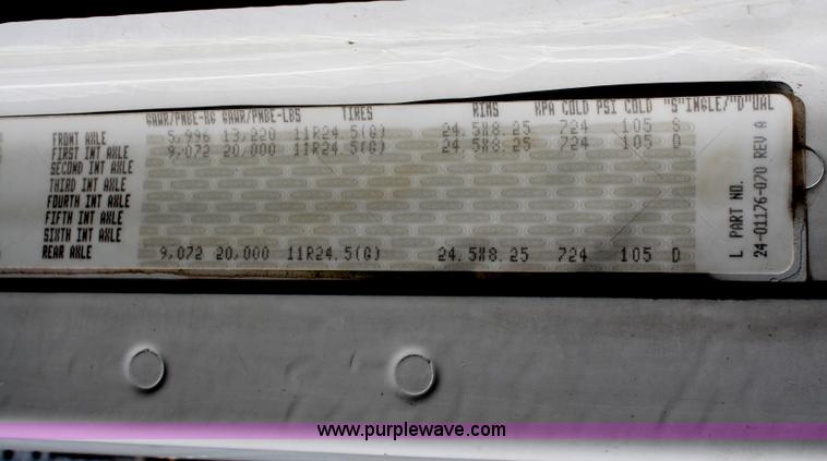 image for item B6966 2005 Freightliner Columbia semi truck