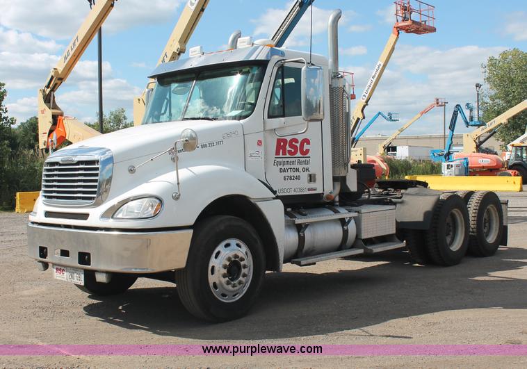 image for item C2784 2007 Freightliner Columbia semi truck