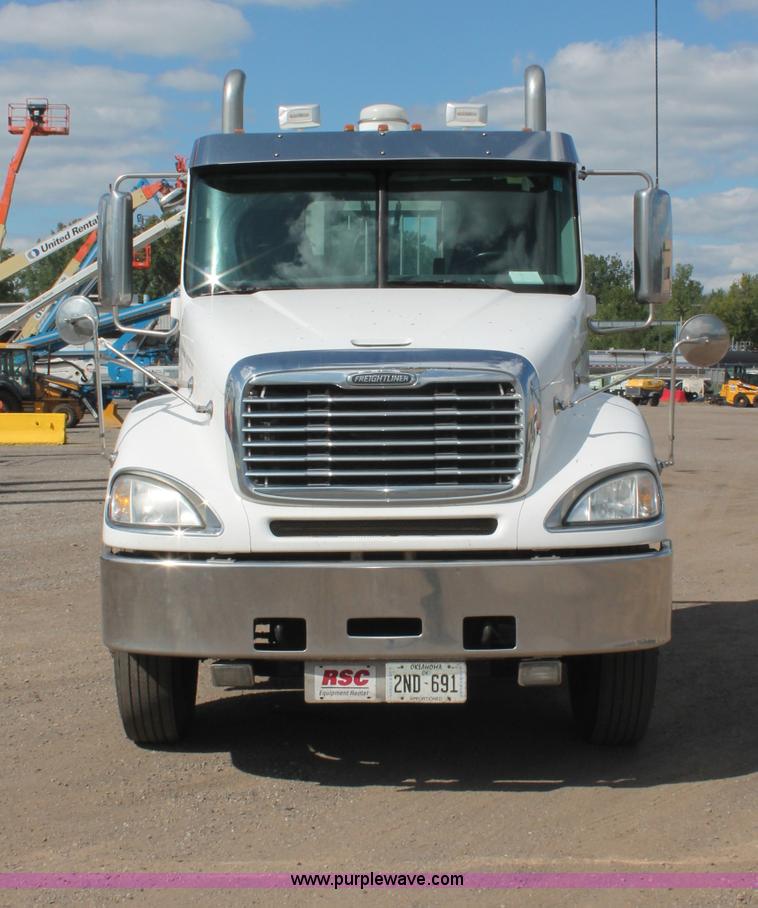 image for item C2784 2007 Freightliner Columbia semi truck