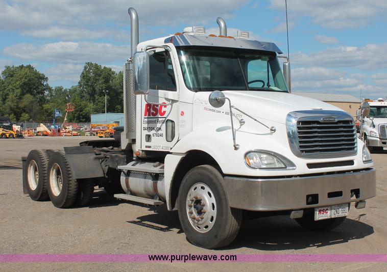image for item C2784 2007 Freightliner Columbia semi truck