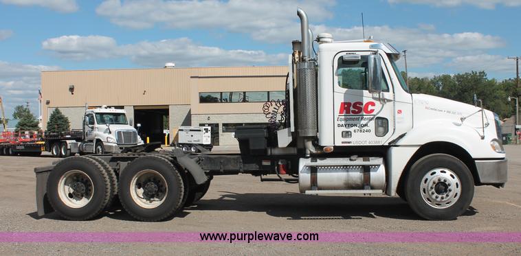 image for item C2784 2007 Freightliner Columbia semi truck