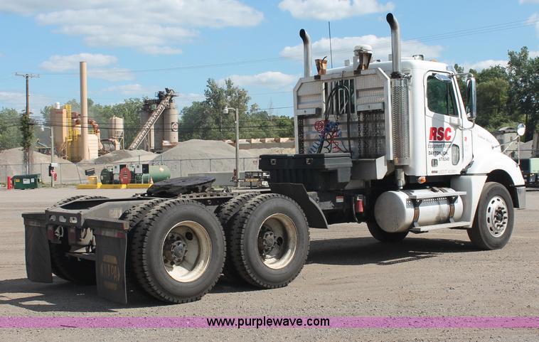 image for item C2784 2007 Freightliner Columbia semi truck