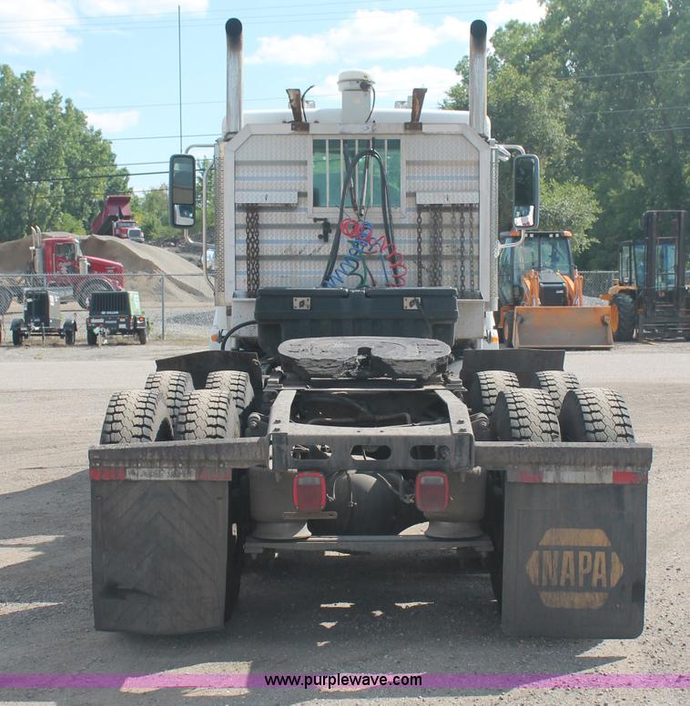 image for item C2784 2007 Freightliner Columbia semi truck