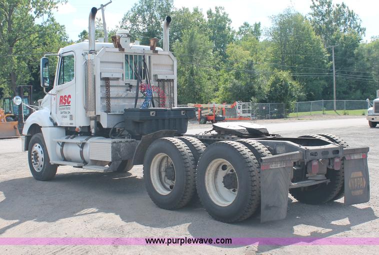image for item C2784 2007 Freightliner Columbia semi truck