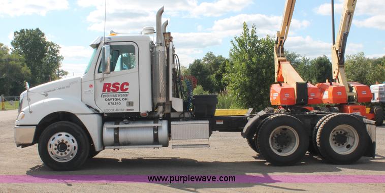 image for item C2784 2007 Freightliner Columbia semi truck