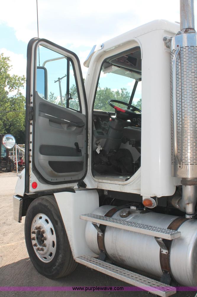 image for item C2784 2007 Freightliner Columbia semi truck