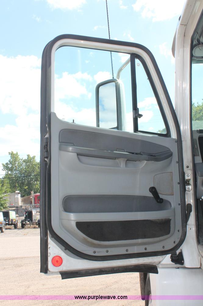 image for item C2784 2007 Freightliner Columbia semi truck